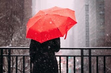 Over 10,000 Amazon Users Were Blown Away By EEZ-Y's Travel Umbrella